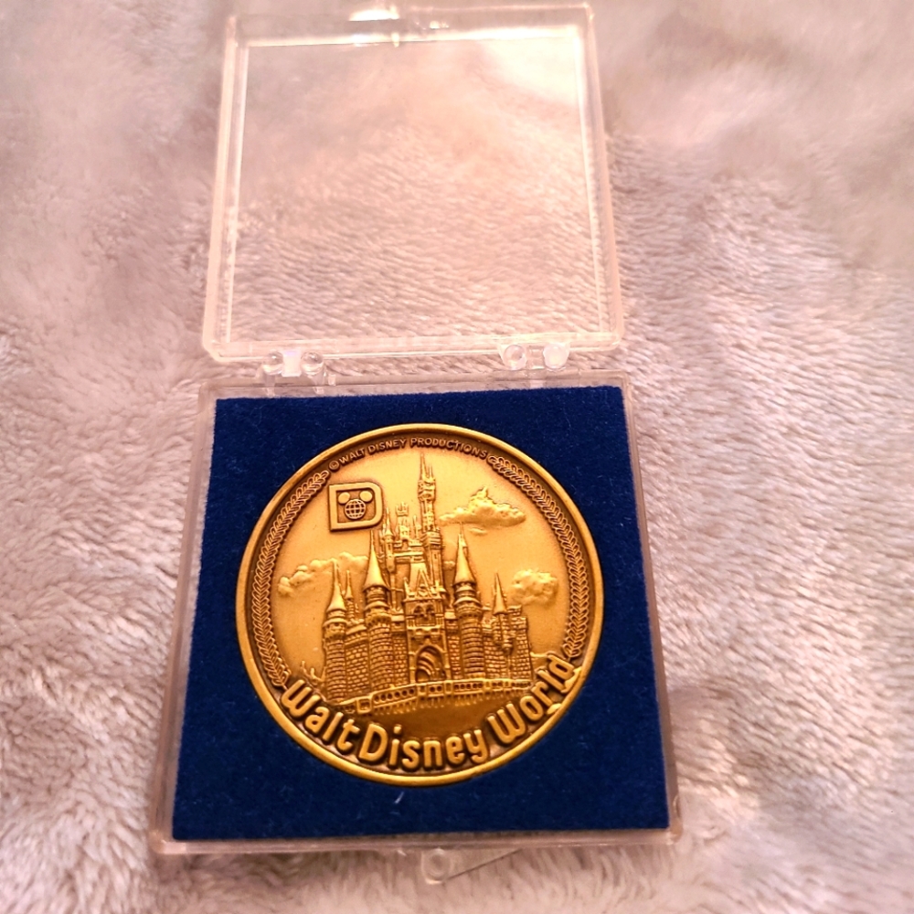 Walt Disney World collectable coin (vintage)